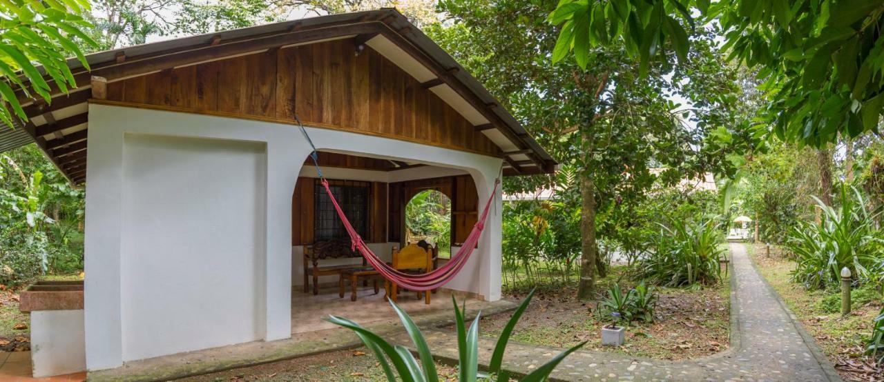 Cabinas Iguana Cahuita Exterior photo